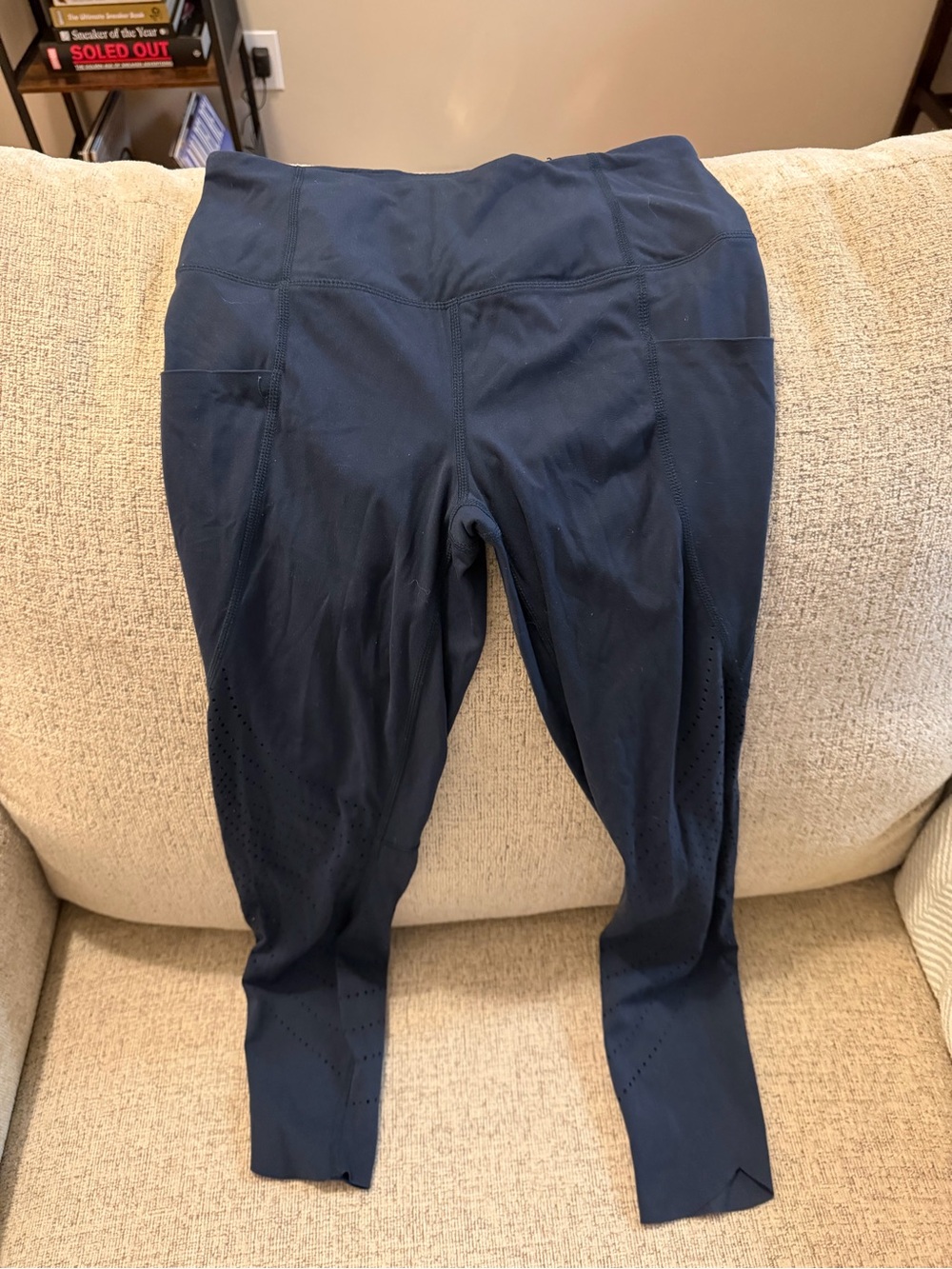 Navy blue leggings with pockets on side in size M #activewear #yoga